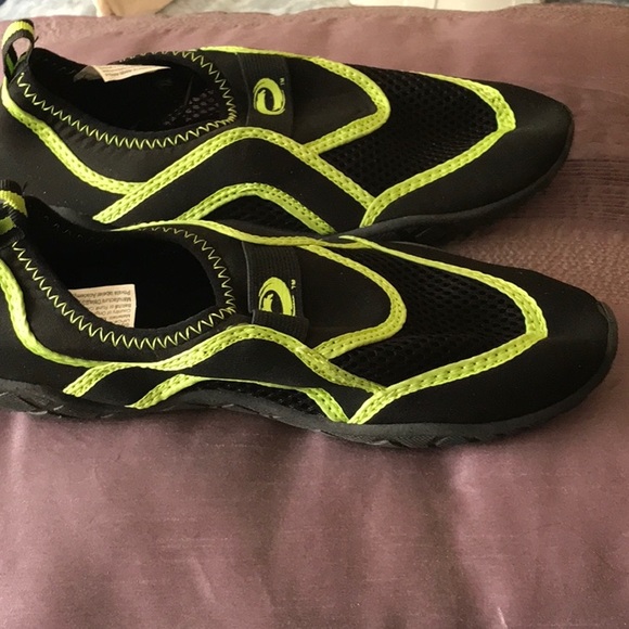 Great sport shoes for water and land!! Boys size 6. Or why not unisex?? - Picture 4 of 6